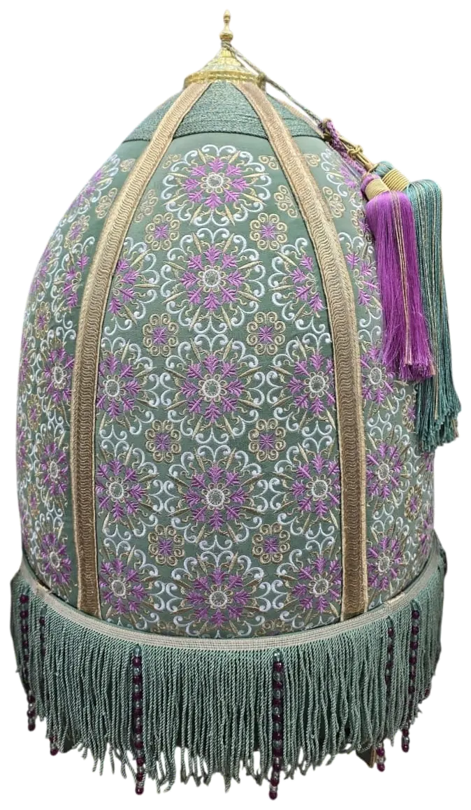 Tifor de cérémonie brodé de motifs floraux violets et or, franges perlées et pompon de soie.